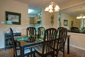 Huoneisto, useita sänkyjä (Whispering Pines 354) | Ruokailu omassa huoneessa