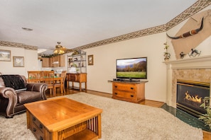 Apartment, Mehrere Betten (Whispering Pines 253) | Wohnbereich | Flachbildfernseher, Kamin, DVD-Player