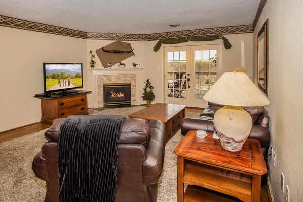 Appartamento, letti multipli (Whispering Pines 253) | Area soggiorno | TV a schermo piatto, caminetto, lettore DVD