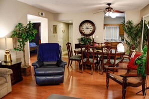 하우스, 침대(여러 개) (Whispering Pines 322) | 2 개의 침실, 고급 침구