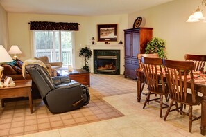 콘도, 침대(여러 개) (Whispering Pines 424) | 거실 공간 | 평면 TV, 벽난로
