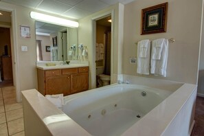 Jetted bathtub - Whispering Pines 414 (Pigeon Forge)