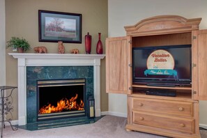 Leilighet, flere senger (Whispering Pines 414) | Oppholdsområde | Flatskjerm-TV og peis