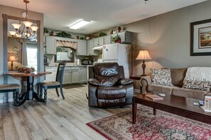 Condo, varias camas (Whispering Pines 351) | Sala de estar | Televisión de pantalla plana, chimenea y reproductor de DVD 
