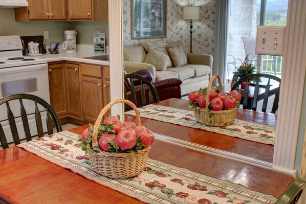 콘도, 침대(여러 개) (Whispering Pines 421) | 객실 내 식사 공간