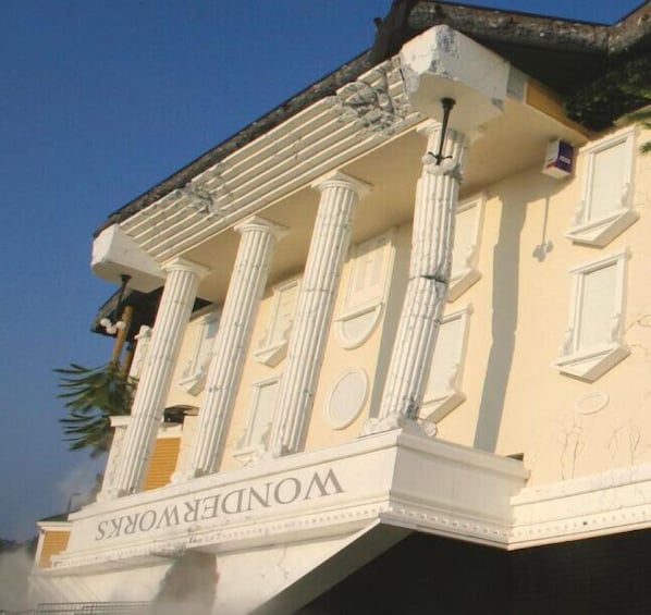A building facade with classical columns and the inscription "WONDERMORGS."