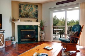 Huoneisto, useita sänkyjä (Whispering Pines 433) | Olohuone | Taulutelevisio, takka, DVD-soitin