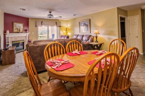 คอนโด, หลายเตียง (Whispering Pines 453) | 2 ห้องนอน, เตารีด/โต๊ะรีดผ้า, Wi-Fi ฟรี