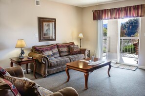 公寓客房, 多張床 (Whispering Pines 513) | 客廳 | 平面電視、 DVD 播放機