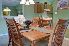 Huoneisto, useita sänkyjä (Whispering Pines 521) | Ruokailu omassa huoneessa