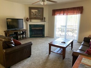 Leilighet, flere senger (Whispering Pines 524) | Oppholdsrom | Flatskjerm-TV, peis og DVD-spiller