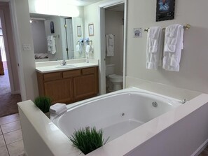 Kondominium, Beberapa Tempat Tidur (Whispering Pines 524) | Kamar mandi