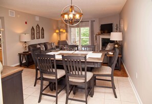 Condo, varias camas (Whispering Pines 422) | Cocina privada | Horno y utensilios de cocina