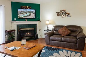 Huoneisto, useita sänkyjä (Whispering Pines 511) | Olohuone | Taulutelevisio, DVD-soitin