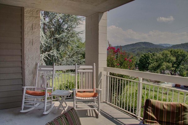 Appart'hĂŽtel, plusieurs lits (Whispering Pines 511) | Balcon