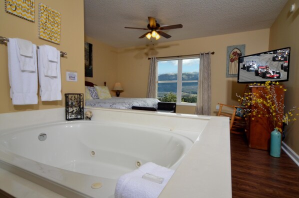 Apartment, Mehrere Betten (Whispering Pines 454) | Whirlwanne