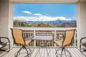 Condo, varias camas (Whispering Pines 451) | Balcón