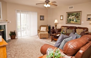 Apartment, Mehrere Betten (Whispering Pines 514) | Wohnzimmer