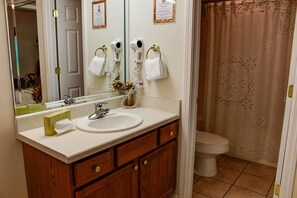 Bathroom - Whispering Pines 533 (Pigeon Forge)