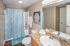 Condo, várias camas (Whispering Pines 541) | Banheiro