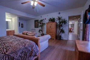 Apartment, Mehrere Betten (Whispering Pines 611) | 3 Schlafzimmer, kostenloses WLAN, Wecker