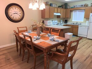 Apartamento, varias camas (Whispering Pines 614) | Cocina privada | Frigorífico, horno y tostadora