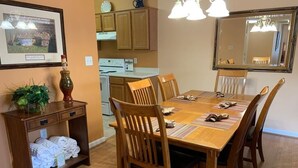 Condo, varias camas (Whispering Pines 631) | Cocina privada