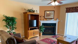 Condo, varias camas (Whispering Pines 631) | Sala de estar