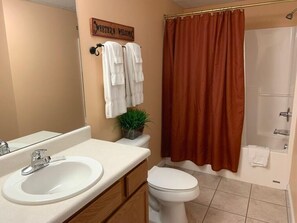 Condo, várias camas (Whispering Pines 631) | Banheiro