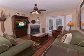 Huoneisto, useita sänkyjä (Whispering Pines 613) | Oleskelualue | Taulutelevisio, takka, DVD-soitin