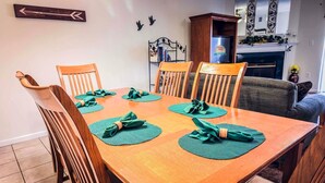 Condo, nhiều giường (Whispering Pines 623) | Khu vực ăn uống tại phòng