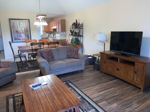Appartement, Meerdere bedden (Whispering Pines 653) | Woonkamer | Flatscreentelevisie en een dvd-speler