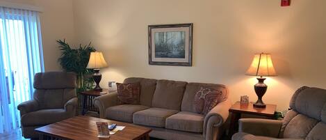 Appart'hôtel, plusieurs lits (Whispering Pines 653) | Salle de séjour | Télévision à écran plat, lecteur de DVD