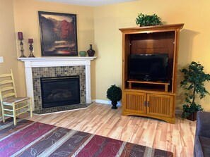 Condo, varias camas (Whispering Pines 644) | Sala de estar | Televisión de pantalla plana, chimenea y reproductor de DVD