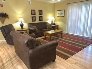 Appartement, meerdere bedden (Whispering Pines 644) | Woonkamer | Een flatscreentelevisie, een open haard en een dvd-speler