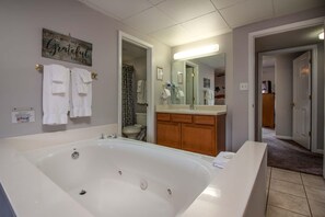 Apartment, Mehrere Betten (Whispering Pines 634) | Badezimmer