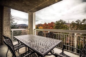 Condo, varias camas (Whispering Pines 634) | Balcón