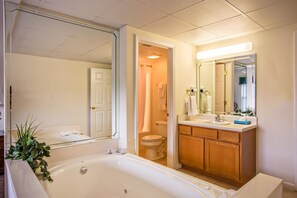 Condo, varias camas (Whispering Pines 643) | Baño