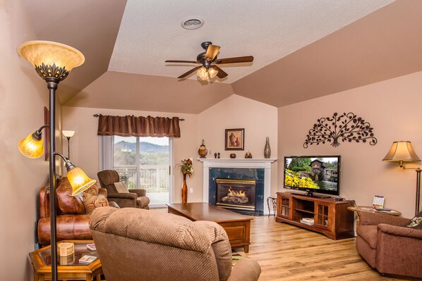 LÀgenhet - flera sÀngar (Whispering Pines 652) | Vardagsrum | Platt-tv, eldstad och dvd-spelare