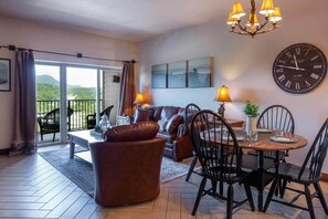 คอนโด, หลายเตียง (Big Bear Resort 3002) | ห้องนั่งเล่น | เตาผิง