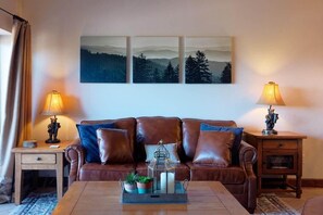 คอนโด, หลายเตียง (Big Bear Resort 3002) | ห้องนั่งเล่น | เตาผิง