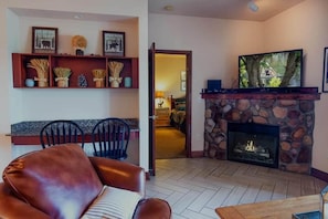 Lägenhet - flera sängar (Big Bear Resort 3002) | Vardagsrum | Eldstad