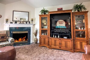 Leilighet, flere senger (Whispering Pines 654) | Oppholdsrom | Flatskjerm-TV, peis og DVD-spiller