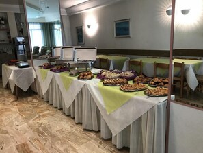 Free daily buffet breakfast