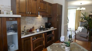 Kühlschrank, Espressomaschine, Kochgeschirr/Geschirr/Besteck