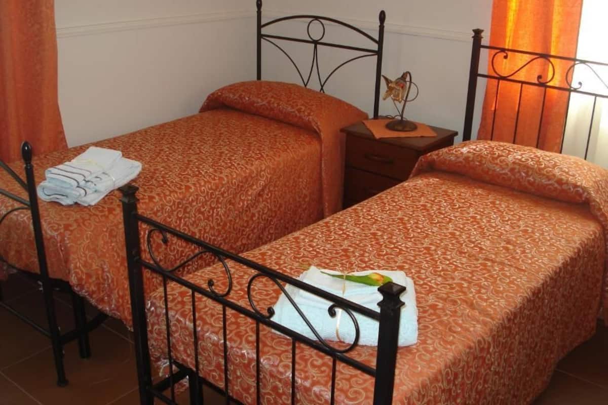 Camera con letto matrimoniale o 2 letti singoli, bagno privato | Biancheria da letto di alta qualità, Wi-Fi gratuito, lenzuola