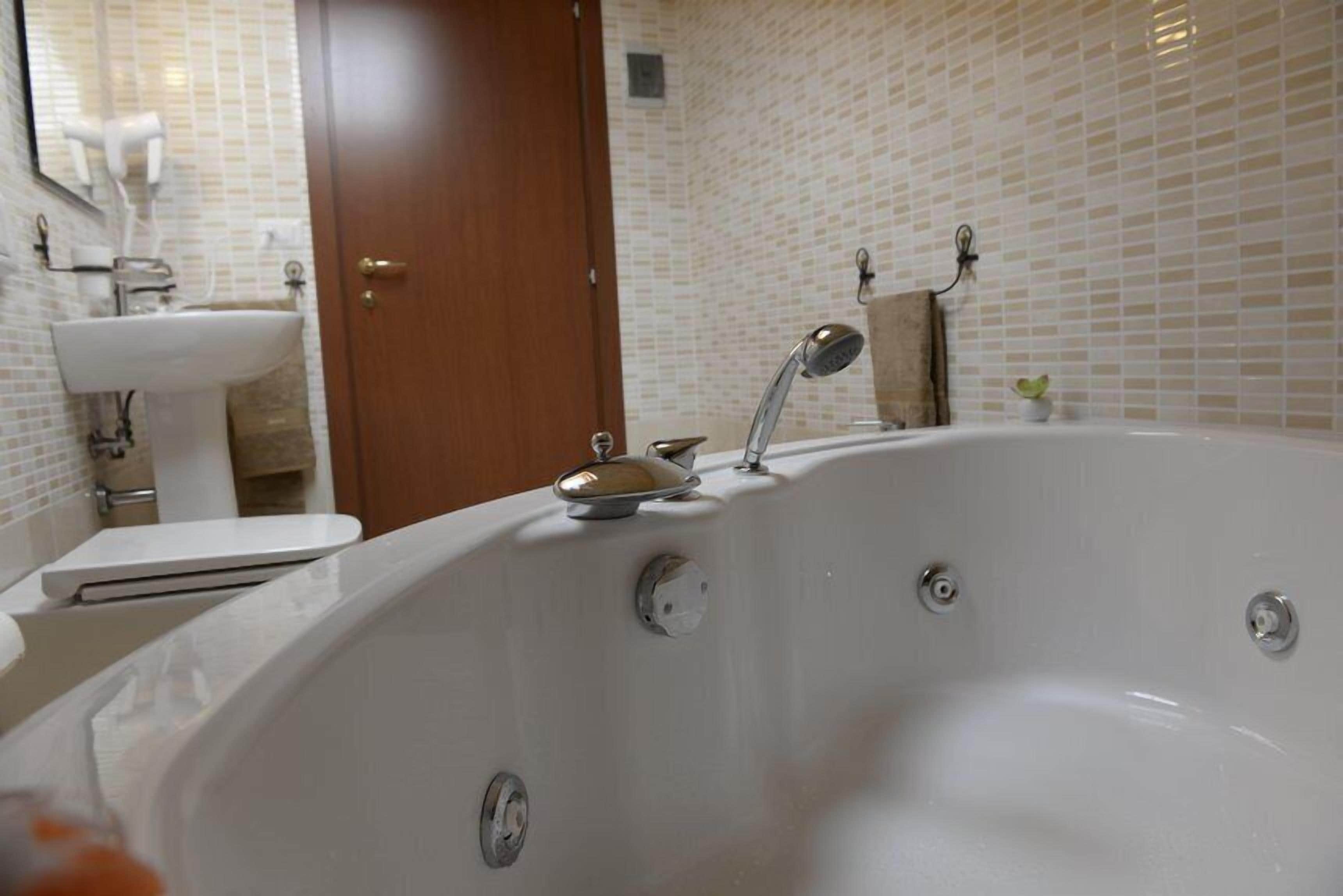 Suite, plusieurs lits, baignoire à jets | Salle de bain | Douche, articles de toilette gratuits, sèche-cheveux, bidet