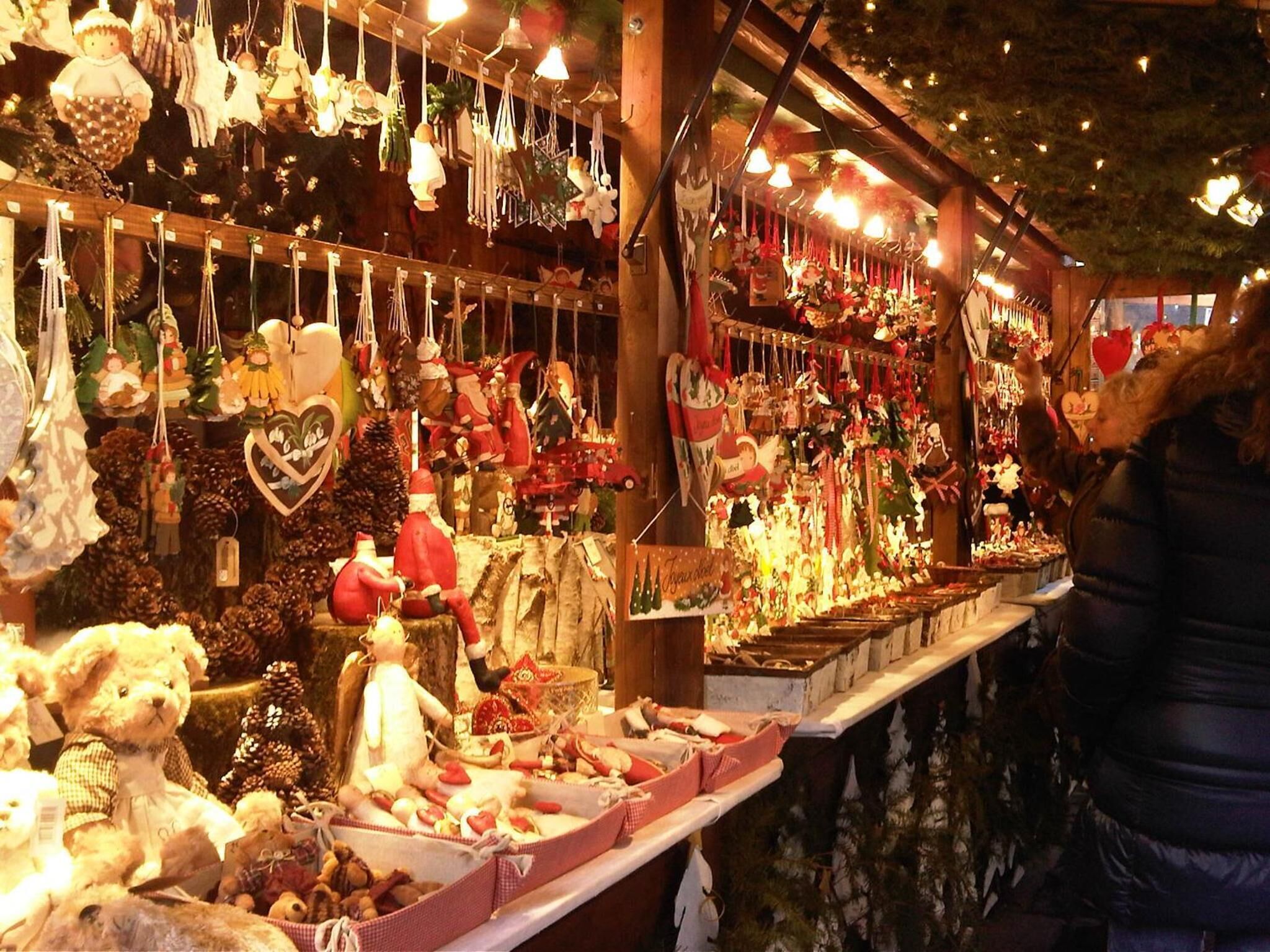 Un puesto de mercado con diversas decoraciones y artículos navideños.