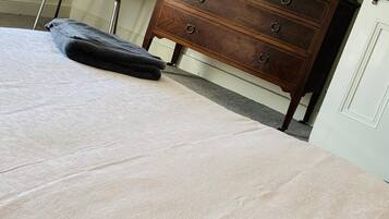 2 kamar tidur, seprai premium, setrika/meja setrika, dan Wi-Fi gratis