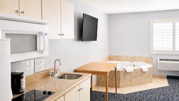 Studio Jacuzzi Suite King Bed | Desk, laptop workspace, iron/ironing board, free WiFi